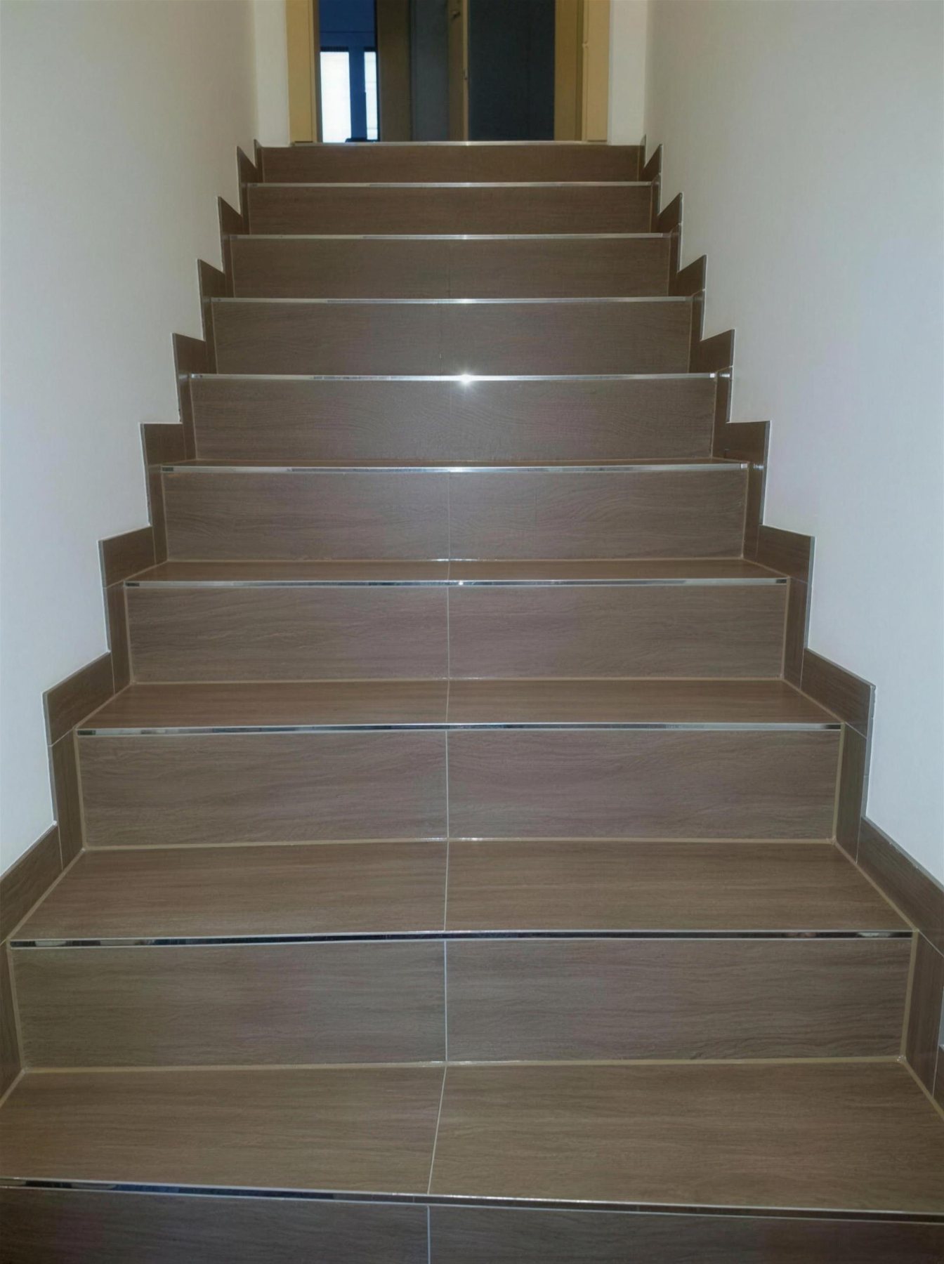 Innentreppe mit Stufen in Holzoptik-Fliesen